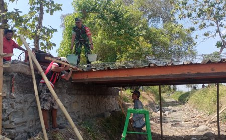 Babinsa Tarub Bersama Warga Gotong Royong Perbaiki Jembatan Yang Rusak