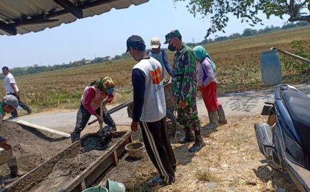 Babinsa Serka Rozak Bersama Warga Kerja Bakti Pembukaan Jalan