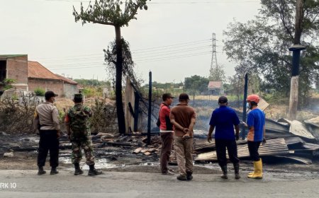 Sigap Babinsa Koramil Adiwerna Bantu Padamkan Kebakaran Gudang