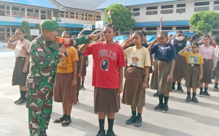 Babinsa Sentani Latihkan Pbb Siswa Smp Bonaventura