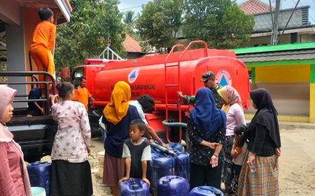 Babinsa Koramil Jatinegara Dampingi Pendistribusian 5000 Liter Air Bersih
