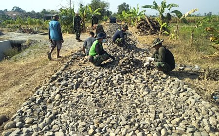 Hari Pertama TMMD  Anggota Kodim Tegal Dan Masyarakat Gotong royong Bangun Jalan