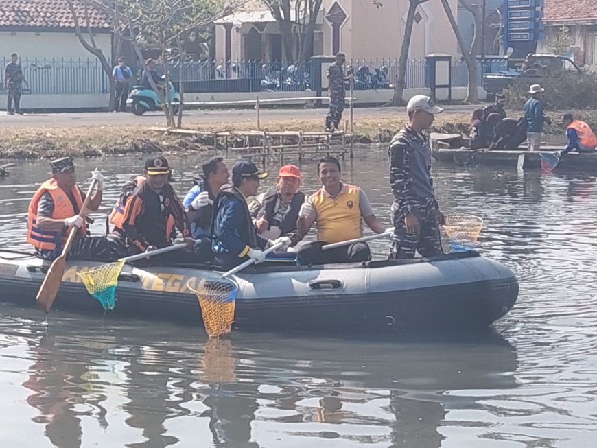 Antisipasi Banjir Anggota Kodim 0712 Tegal Ikuti Program Prokasih Bersama Lanal Tegal