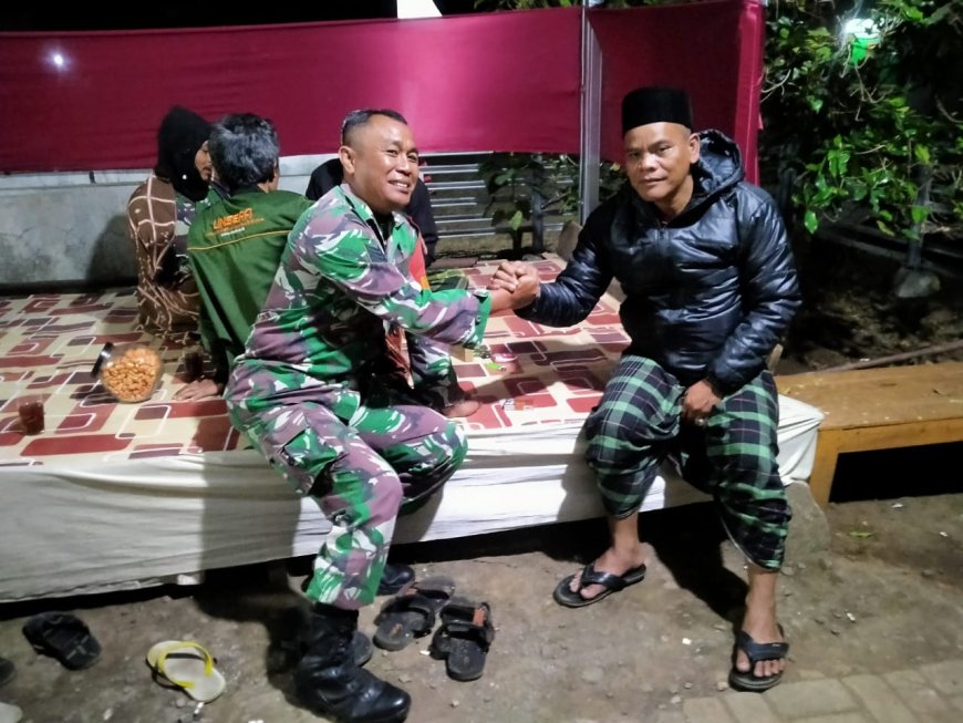 Bermain Catur Babinsa Bojong Kodim 0712 Tegal Pupuk Talisilaturahmi Dengan Warga