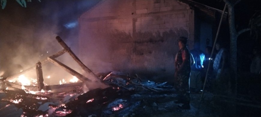 Aksi Sigap Babinsa Koramil Jatinegara Bantu Padamkan Kebakaran Rumah Warga