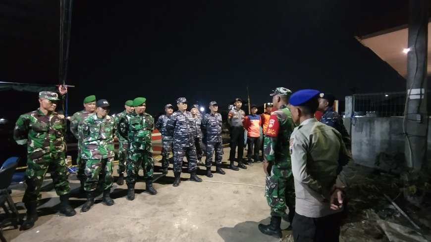 Anggota Kodim 0712 Tegal Laksanakan Patroli Pasca Kebakaran Kapal Di Jongor