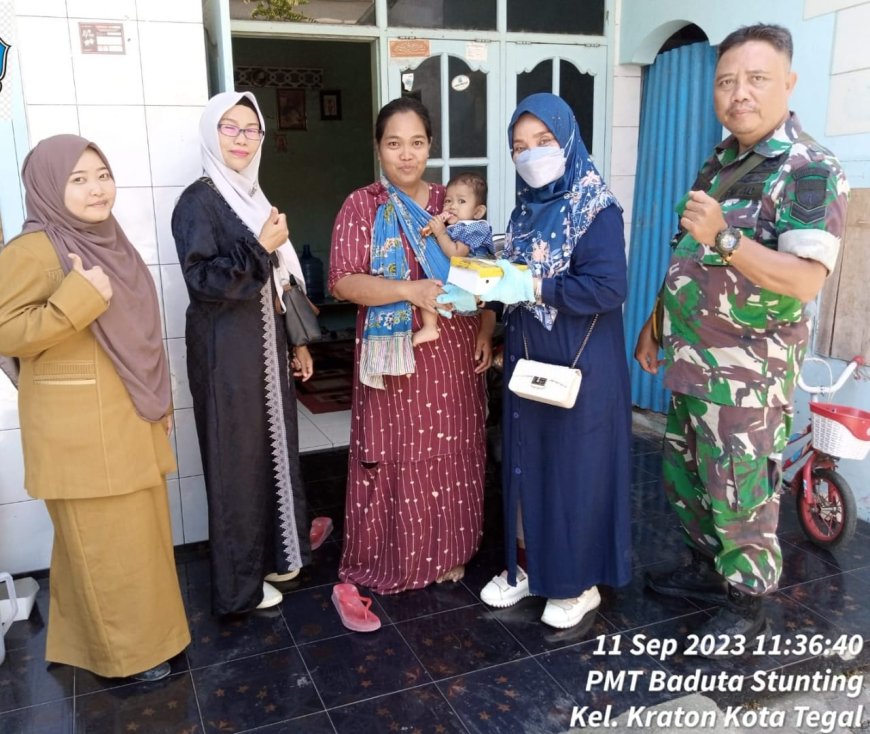 Babinsa Tegal Barat Dampingi Penyaluran Pemberian Makanan Tambahan Kepada Balita Stunting