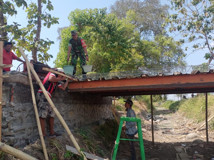 Babinsa Tarub Bersama Warga Gotong Royong Perbaiki Jembatan Yang Rusak