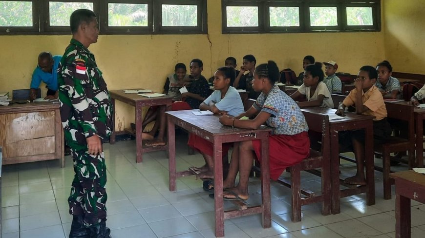 Tanamkan Cinta Tanah Air Danramil Waris Berikan Wawasan Kebangsaan Siswa SD YPPK Pulboa