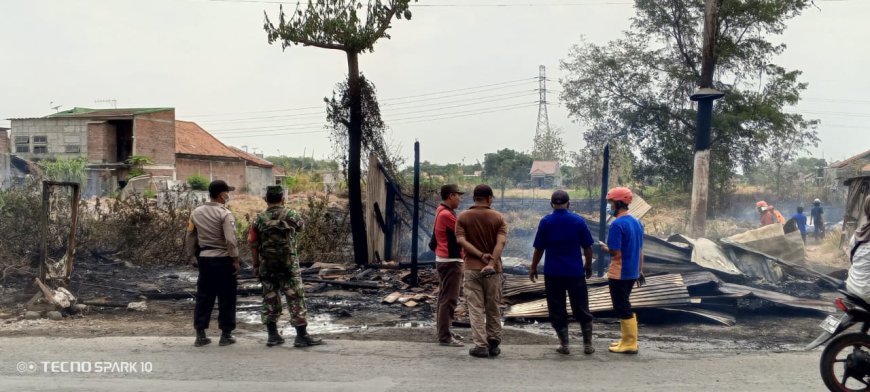 Sigap Babinsa Koramil Adiwerna Bantu Padamkan Kebakaran Gudang