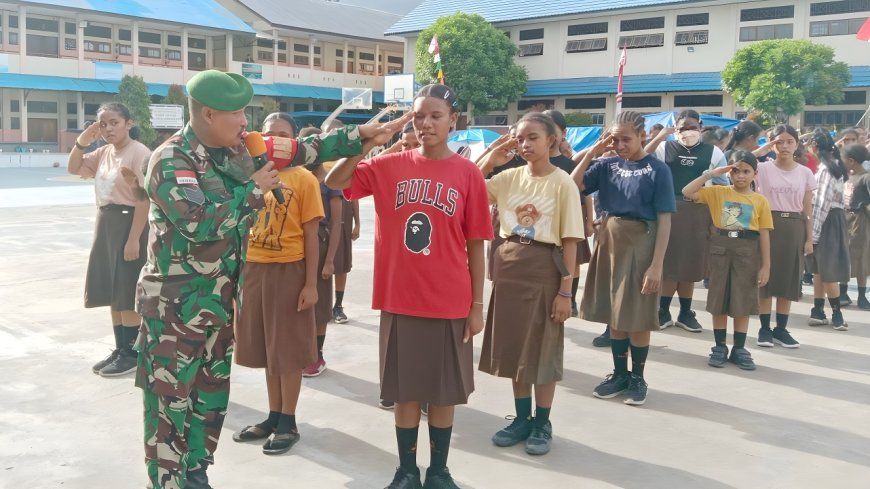 Babinsa Sentani Latihkan Pbb Siswa Smp Bonaventura