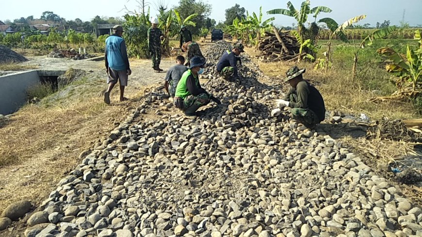 Hari Pertama TMMD  Anggota Kodim Tegal Dan Masyarakat Gotong royong Bangun Jalan