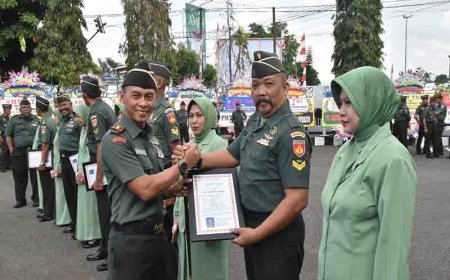 Letkol Inf Dhanang Agus Setiawan Pimpin Acara Kenaikan Pangkat dan Pelepasan Personel