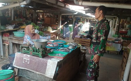 Pantau Harga Sembako Babinsa Koramil Talang Kodim 0712 Tegal Turun Ke Pasar Tradisional