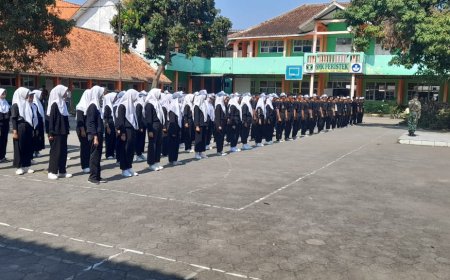 Anggota Kodim Tegal Berikan Materi Kedisiplinan Pada Siswa SMK Peristek Pangkah
