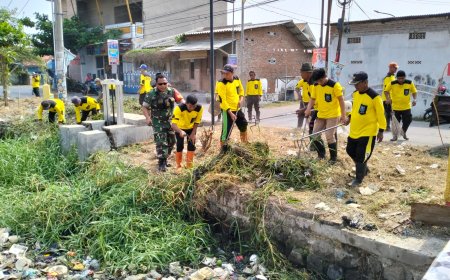 Memasuki Musim Penghujan, Babinsa Tegal Barat Bersama 3 Pilar Gotong Royong Bersihakan Sungai