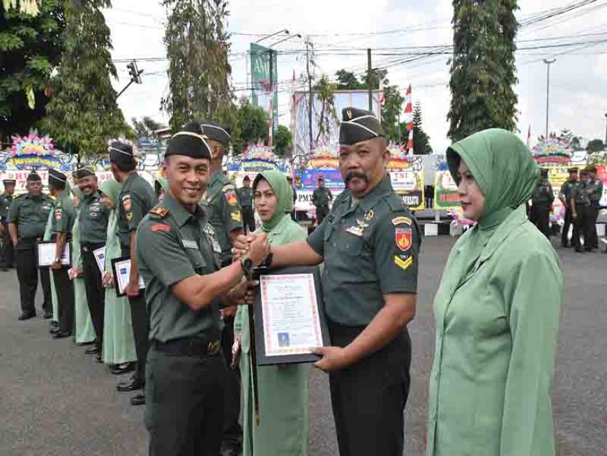 Letkol Inf Dhanang Agus Setiawan Pimpin Acara Kenaikan Pangkat dan Pelepasan Personel