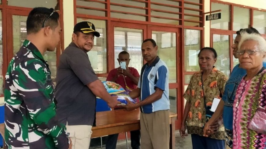 Babinsa Dampingi Lurah Salurkan Bantuan Pangan Untuk Warga Kelurahan Hatib