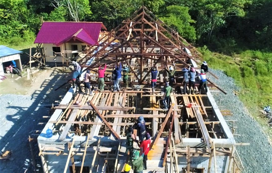Bangkitkan Semangat Gotong Royong Satgas TMMD Reguler Ke-118 Kodim Jayapura Bangun Gereja
