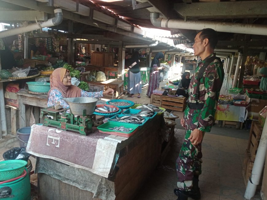 Pantau Harga Sembako Babinsa Koramil Talang Kodim 0712 Tegal Turun Ke Pasar Tradisional