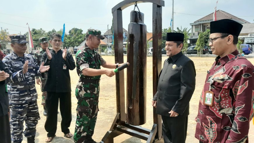 Kepala Staf Kodim 0712 Tegal Bacakan Amanat Pangdam IV Diponegoro Pada Acara Penutupan TMMD Sengkuyung Tahap III Di Kota Tegal