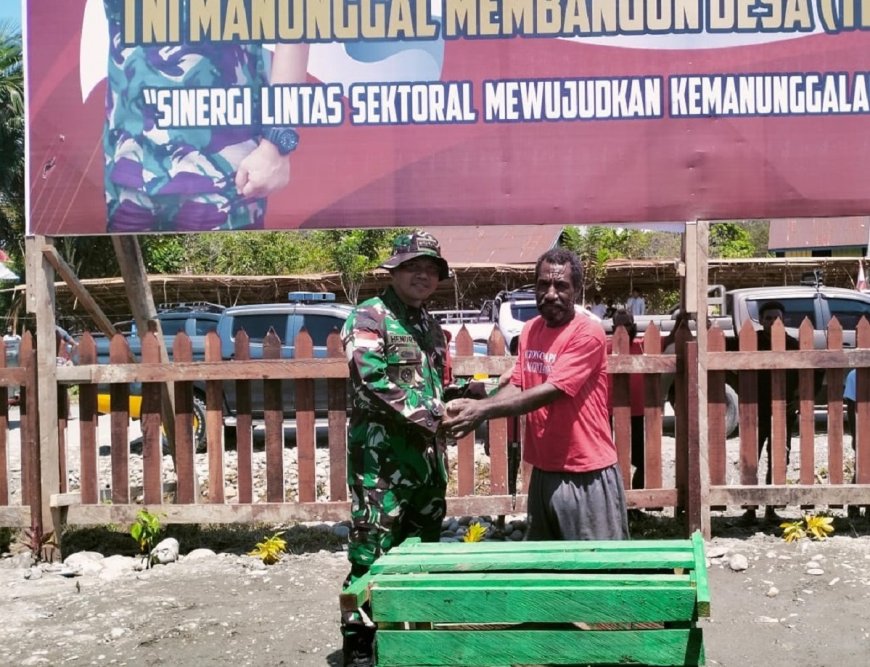 Tingkatkan Kesejahteraan Masyarakat Airu Dandim Jayapura Serahkan Bantuan Bibit Ternak Babi