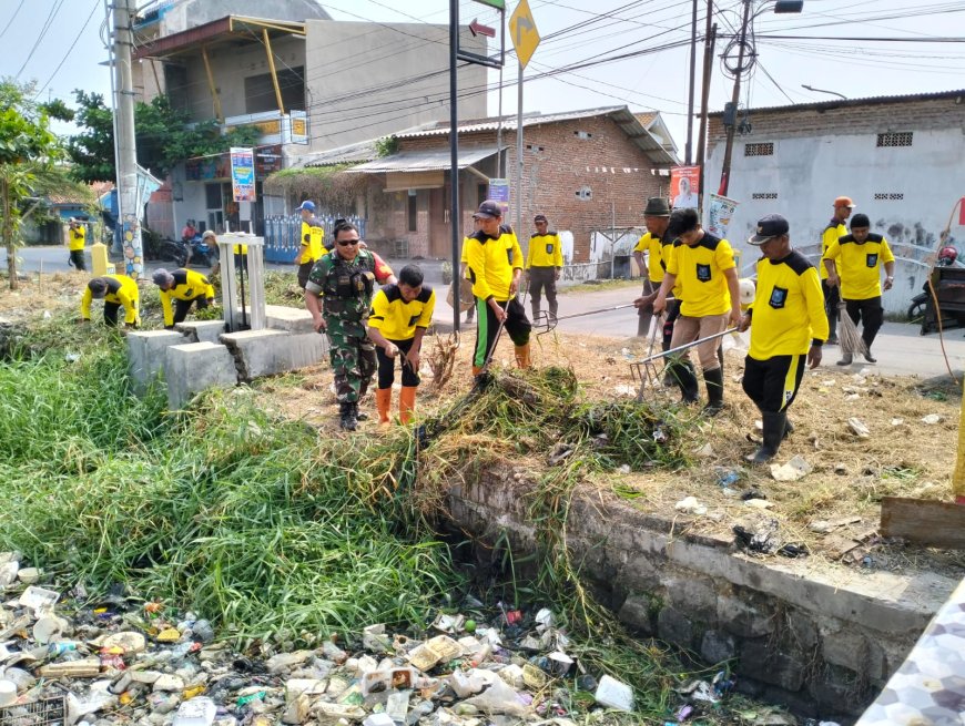 Memasuki Musim Penghujan, Babinsa Tegal Barat Bersama 3 Pilar Gotong Royong Bersihakan Sungai