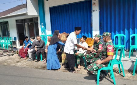 TNI Babinsa Mendoakan Almarhum dan Mendukung Keluarga dalam Takziah