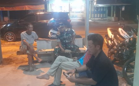 Babinsa Koramil Pangkah Laksanakan Patroli Malam Dan Komsos