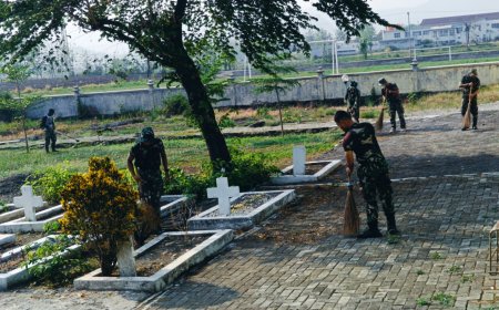 Jelang Hari Pahlawan, Anggota Kodim Tegal Bersihkan Makam Pahlawan