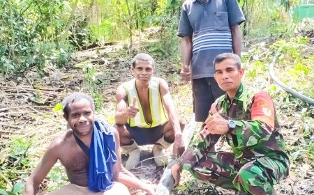 Mengatasi Kesulitan Warga Babinsa Kemtuk Perbaiki Saluran Pipa Air Bersih