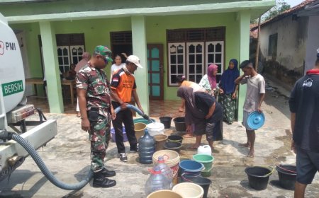 Babinsa Koramil Margasari Dampingi Penyaluran Bantuan Air Bersih