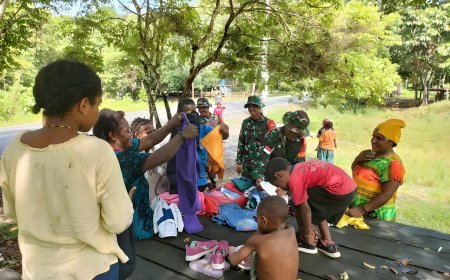 Raih Hati Warga Mayarakat Binaan Babinsa Bagi Baju Layak Pakai