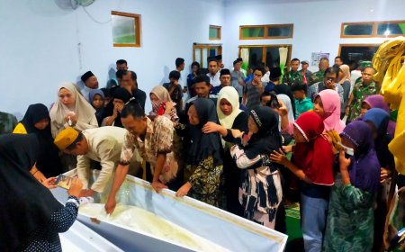 Danramil 11 Pangkah Beserta Anggota Sambut Kedatangan Jenazah Korban Penyerangan Di Papua