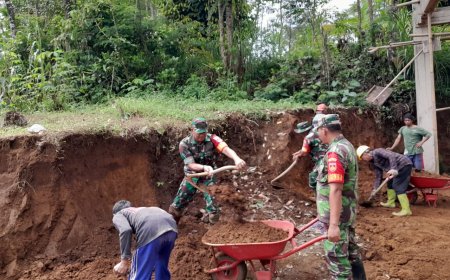 Babinsa dan Warga Banjarnegara Bergotong-Royong Meratakan Lahan untuk Kemanunggalan
