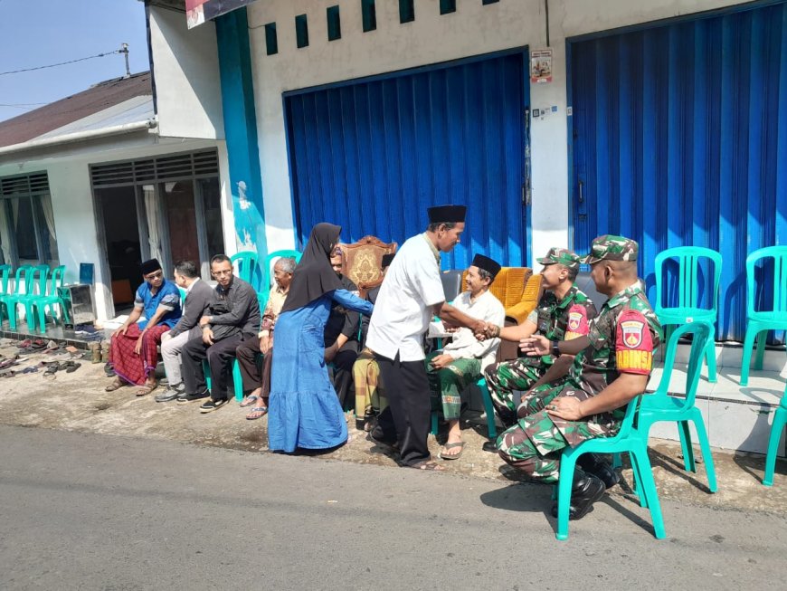 TNI Babinsa Mendoakan Almarhum dan Mendukung Keluarga dalam Takziah