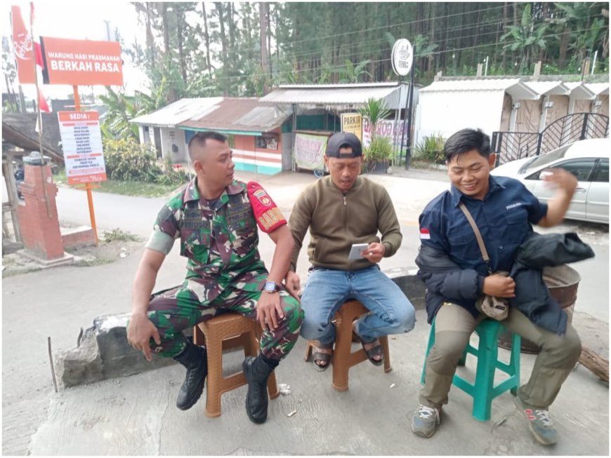 Babinsa Koramil Bumijawa Laksanakan Komsos Di Base Camp Permadi Jalur Pendakian Gunung Slamet