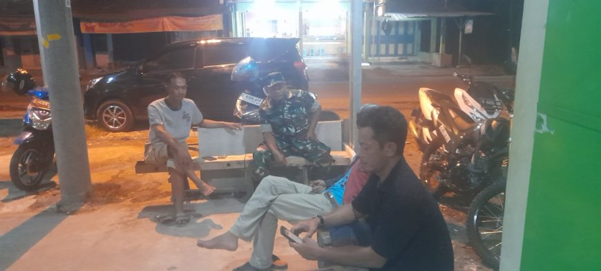 Babinsa Koramil Pangkah Laksanakan Patroli Malam Dan Komsos