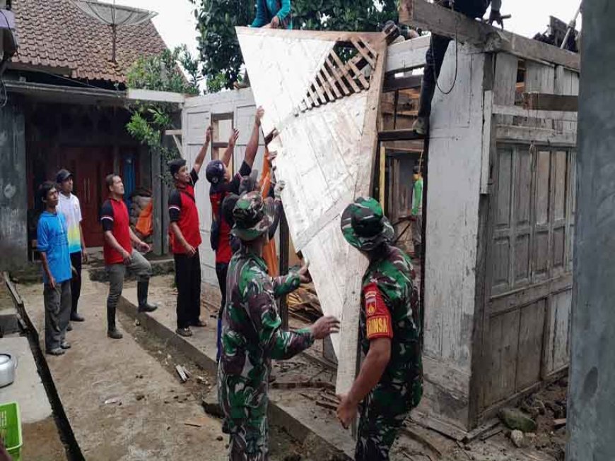 Kerja Sama Antusias Babinsa dalam Mendukung Program RTLH di Desa Binangun