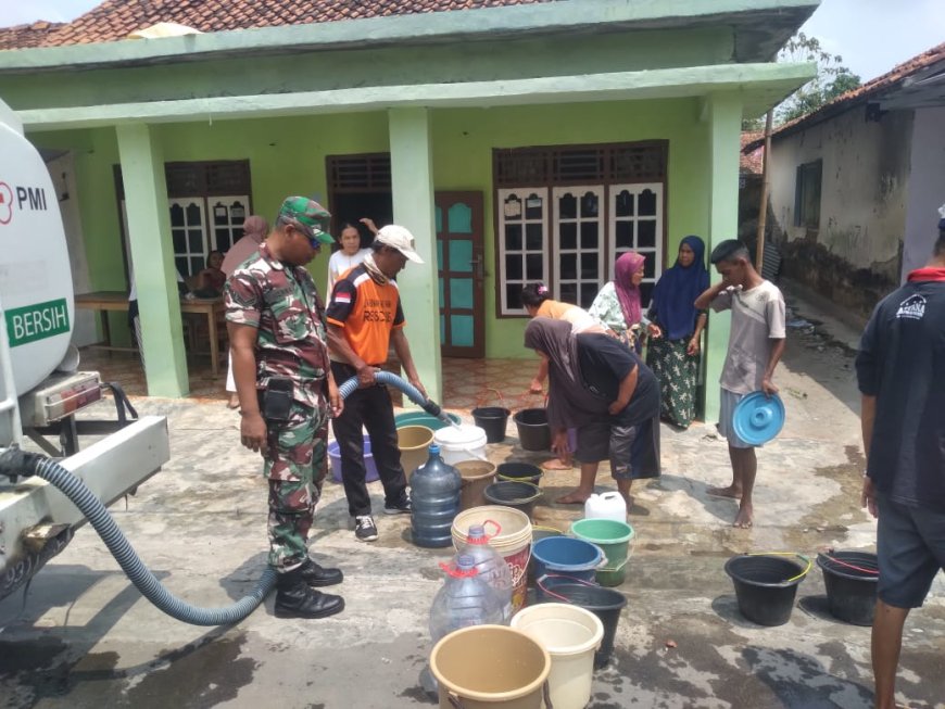 Babinsa Koramil Margasari Dampingi Penyaluran Bantuan Air Bersih