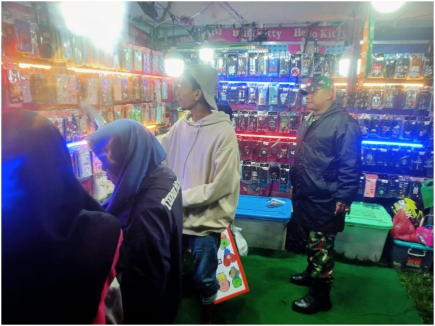 Babinsa Koramil 19 Bumijawa Laksanakan Monitoring Serta Pengamanan Kegiatan Bazar UMKM Di Desa Binaan