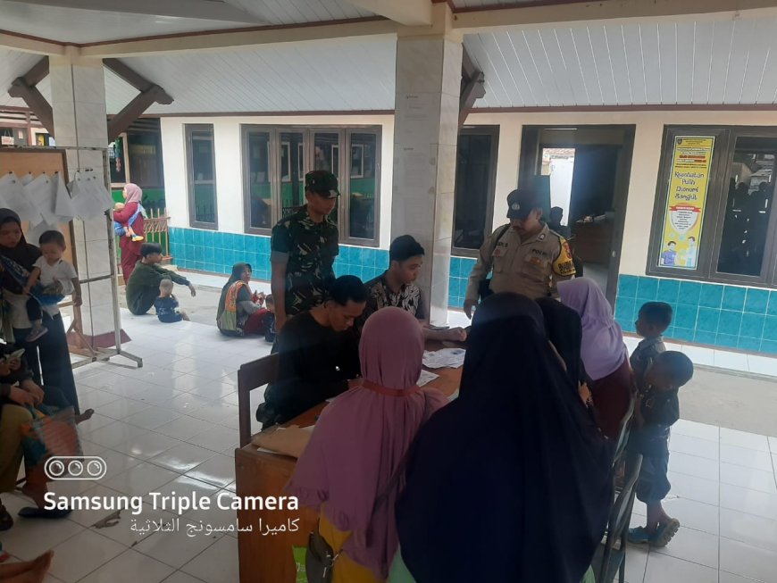 Tekan Angka Stunting, Babinsa Koramil Margasari Dampingi Pembagian Makanan Tambahan Bagi Balita