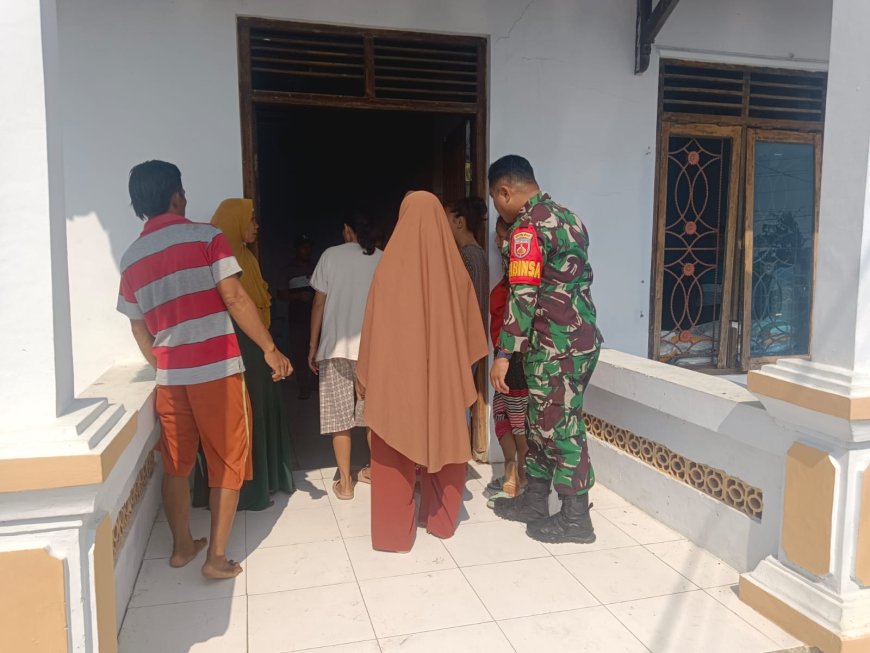 Pastikan Lancar, Babinsa Koramil Pagerbarang Dampingi Penyaluran Bantuan Beras