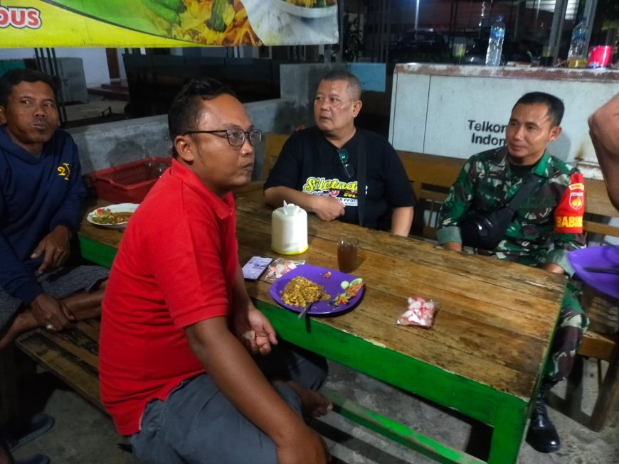 Bina Sinergitas, Babinsa Koramil Pangkah Komsos Dengan Lurah Dan Staf Kelurahan