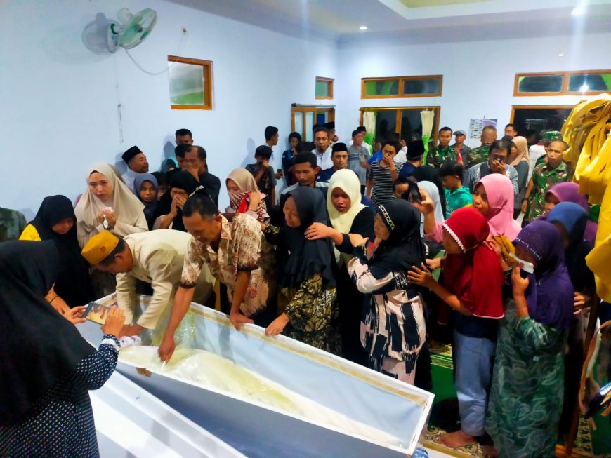 Danramil 11 Pangkah Beserta Anggota Sambut Kedatangan Jenazah Korban Penyerangan Di Papua