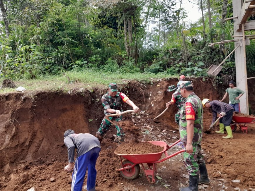 Babinsa dan Warga Banjarnegara Bergotong-Royong Meratakan Lahan untuk Kemanunggalan