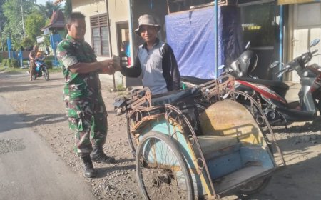 Jum'at Berkah, Koramil 11 Pangkah Kodim 0712 Tegal Bagikan – Bagi Nasi Bungkus Pada Tukang Becak