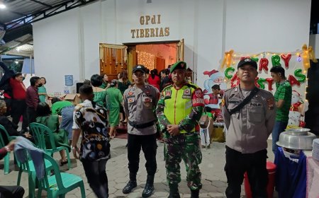 Berikan Rasa Aman, Babinsa Tegal Selatan Lakukan Pengamanan Perayaan Natal