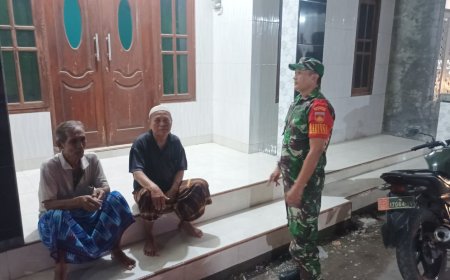 Patroli Malam , Babinsa Kodim Tegal Sempatkan Komsos Dengan Warga