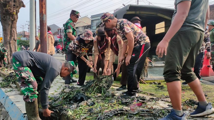 Mitigasi Bencana, Kodim 0712 Tegal Bersihkan Saluran Sungai Pepedan